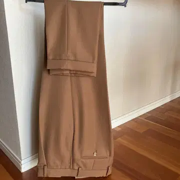 베이지 슬랙스 백 포켓 부착