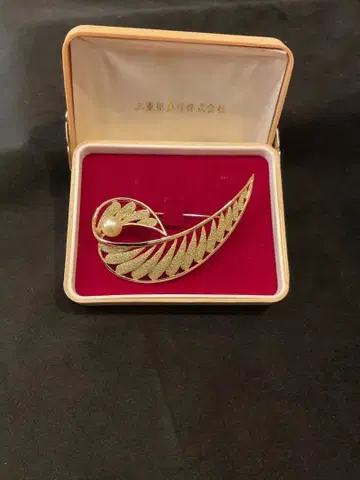골드 잎 모양 브로치 펄 장식