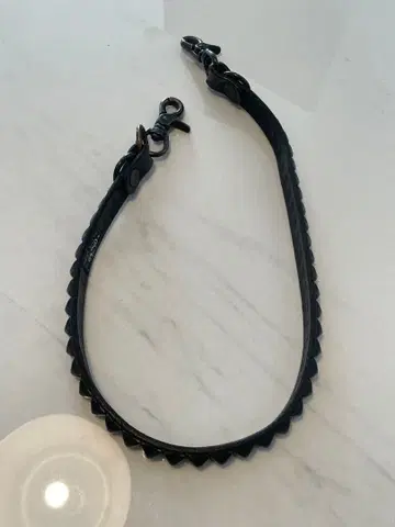 ThCbn 피라미드 스터드 가죽 지갑 체인