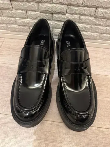 ZARA 블랙 통굽 로퍼 합성 피혁