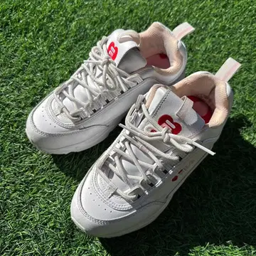 FILA 화이트 스니커즈 하트 무늬