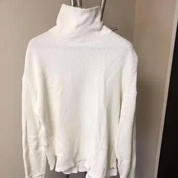 ESTNATION 화이트 터틀넥 니트