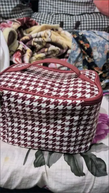 빨간색과 화이트 체크 무늬 수납 백