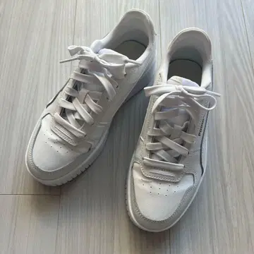 PUMA 화이트 스니커즈 골드 로고