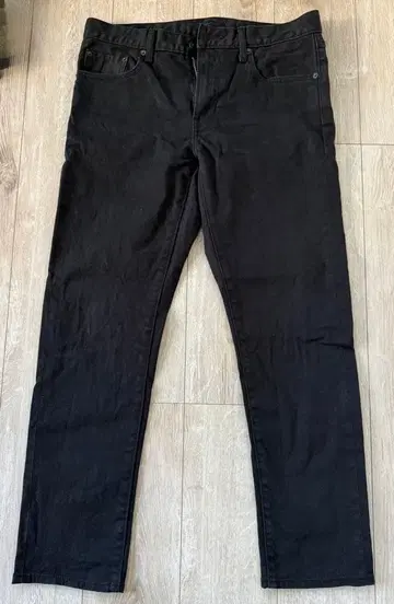 유니클로 셀비치 블랙 데님 스트레치 팬츠