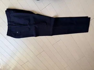 유니클로 네이비와 블랙 슬랙스 앞뒤 포켓 부착