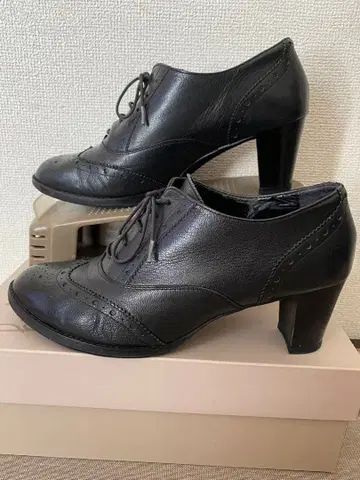 블랙 가죽 힐 포함 레이스업 슈즈