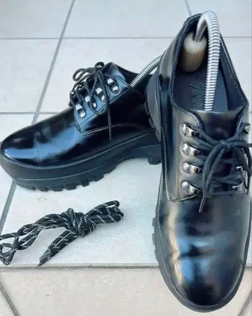 ZARA x Vibram 레이스업 드레스 신발