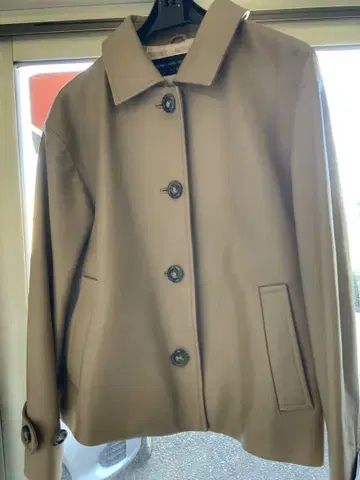 베이지 버튼 달린 숏 자켓