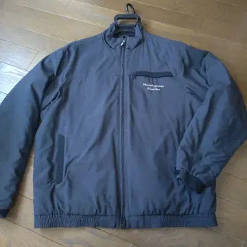 먼싱웨어 블랙 컬러 자켓