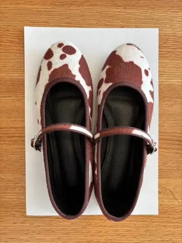 [ 새상품 미사용 ] 소 패턴 플랫슈즈