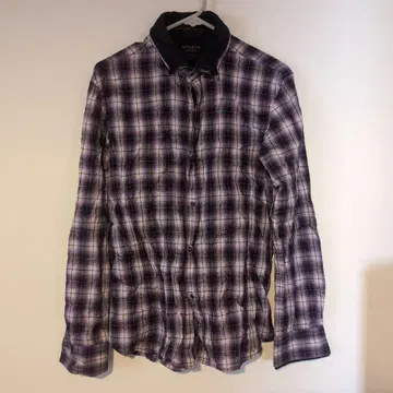 보라색과 블랙 체크 무늬 긴팔 셔츠