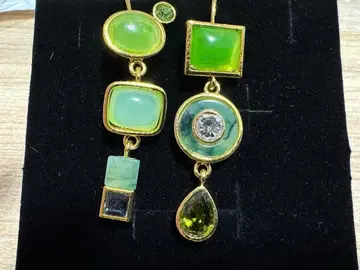 기하학적 디자인의 그린 컬러 계열 귀걸이