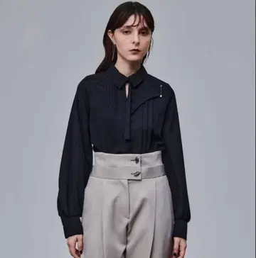 유나이티드 도쿄 엘자 플리츠 볼륨 블라우스 블랙