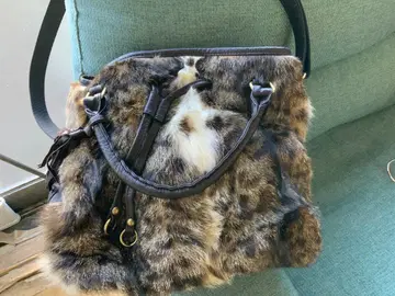 퍼와 가죽 숄더백