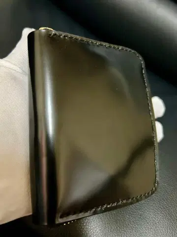 라운드 지퍼 미들 지갑 코도반 블랙