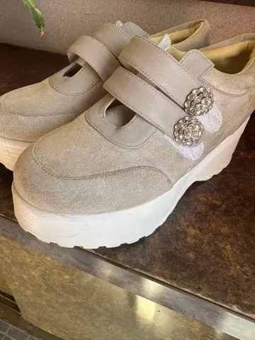 Rady 비쥬 장식 그레이 스웨이드 스니커즈