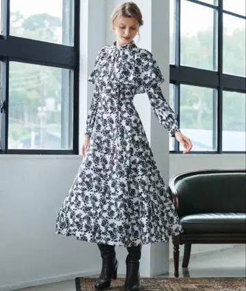 And Couture 프릴 달린 화이트 블랙 플라워 무늬 맥시 드레스