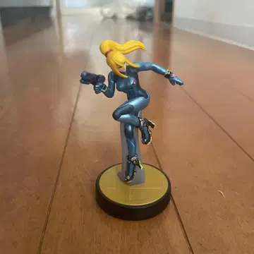 사무스 아란 피규어 액션 포즈