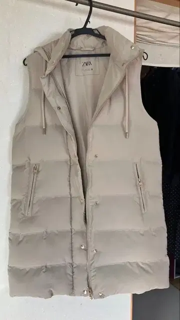 [ ZARA ] 베이지 후드 부착 다운 베스트