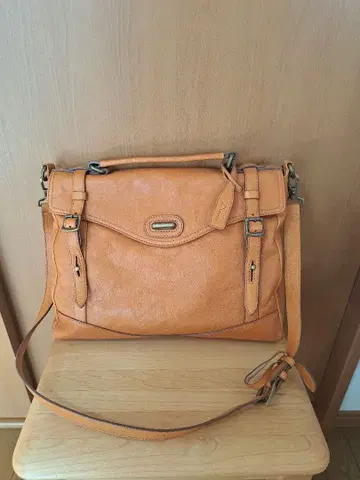 Daka 카멜 가죽 숄더백