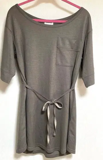 [ PLST ] 허리 리본 포함 그레이 베이지 계열 티셔츠