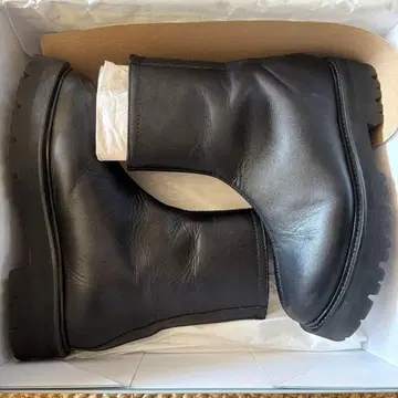 사이드 지퍼 달린 가죽 통굽 부츠