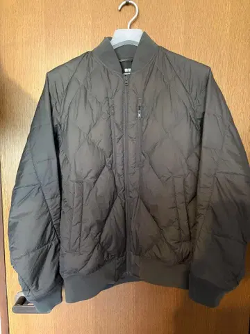 유니클로 화이트 마운티니어링 다운 자켓 M 사이즈