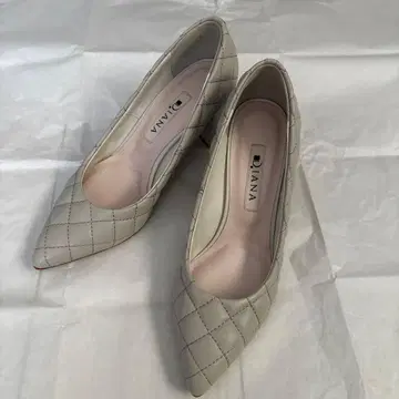 [ 컨디션 최상 ] Diana 퀼팅 펌프스 청키힐 스틸레토