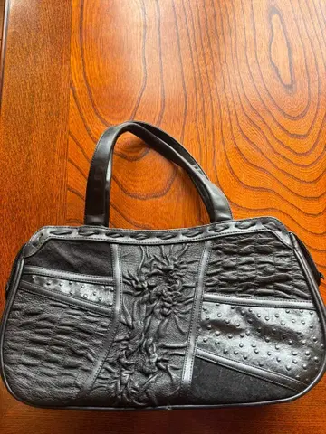 블랙 핸드백 주름 가공 스터드 부착