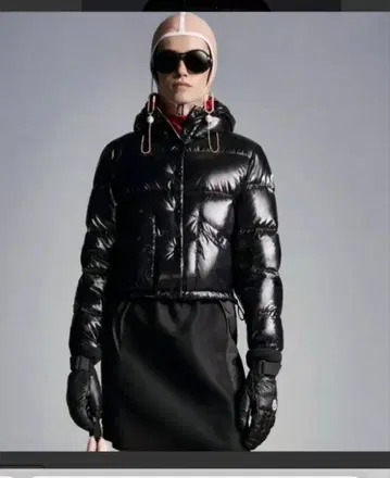 새상품급 MONCLER 후드 부착 다운 자켓 BARDANETTE