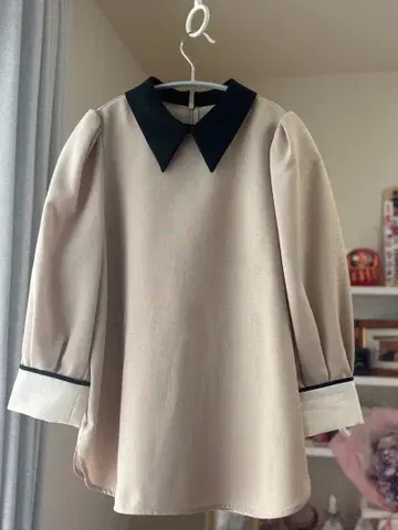 베이지 긴팔 블라우스 블랙 옷깃 화이트 소매