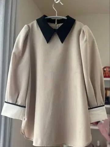 베이지 긴팔 블라우스 블랙 옷깃 화이트 소매