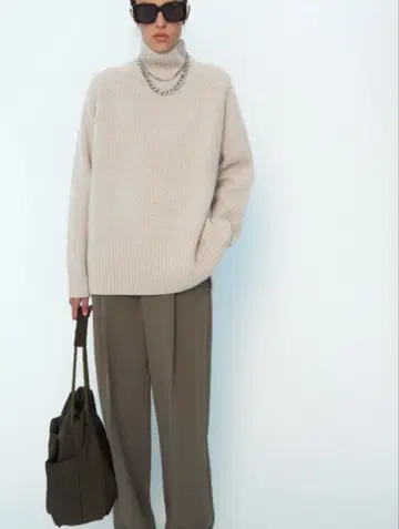 ZARA 오버 사이즈 터틀 니트 베이지