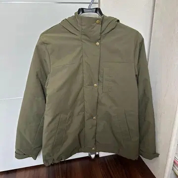 올리브색 후드 부착 모즈 코트