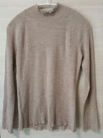 코토리웍스 하이넥 리브 스웨터 베이지 하자 있음