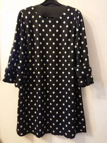로즈 티아라 46 7부 소매 튜닉 블랙 컬러 x 화이트 도트 무늬