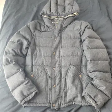 후드 부착 그레이 다운 자켓