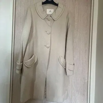아이보리 버튼 달린 롱 코트