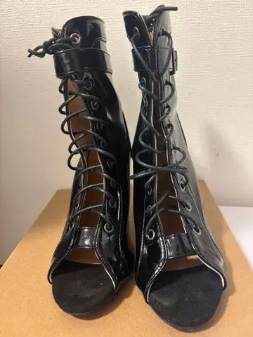 블랙 오픈토 레이스업 부츠