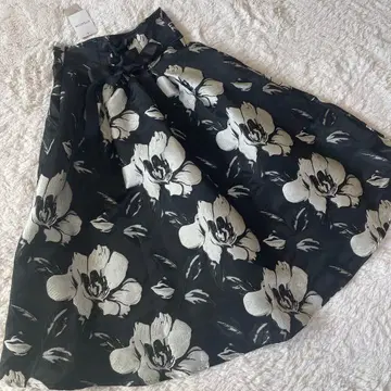 [ 미사용 새상품급 ] tocca 꽃무늬 플레어 스커트 블랙과 화이트
