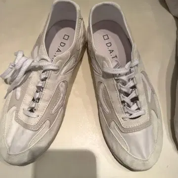 D.A.T.E. 화이트 스니커즈