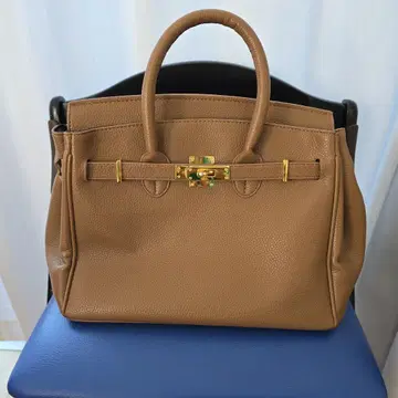 브라운 가죽 핸드백 숄더 스트랩 포함