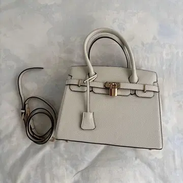 화이트 가죽 핸드백