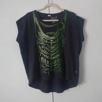 그린 프린트 블랙 반팔 T셔츠