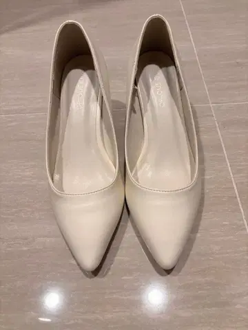 화이트 펌프스 M 사이즈 (23.5~24cm 상당)