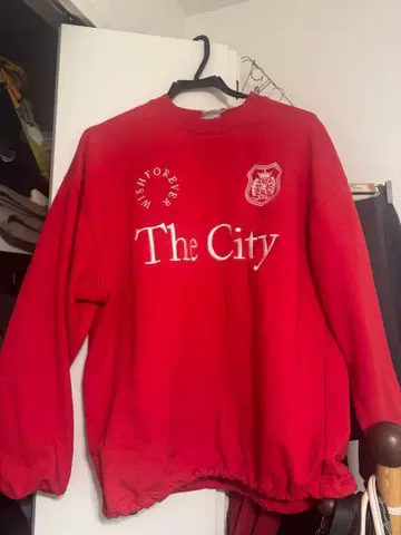 빨간색 크루넥 트레이닝복 The City