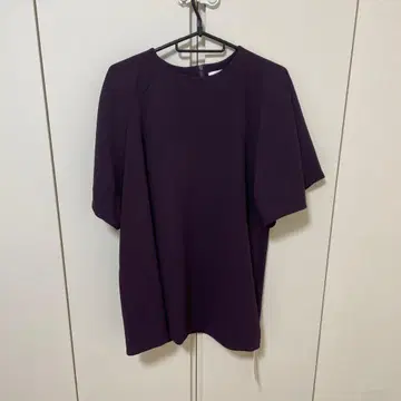 퍼플 라운드넥 반팔 상의