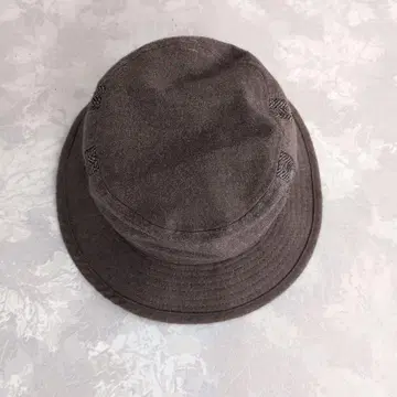 브라운 버킷햇 스트라이프 디자인