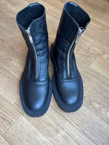 ZARA 프론트 지퍼 가죽 부츠